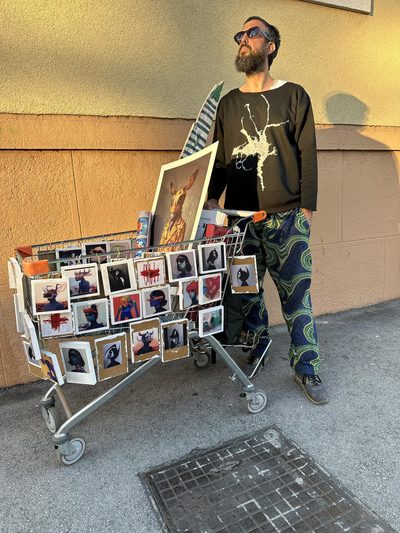 Grundilo · a hang in a host household